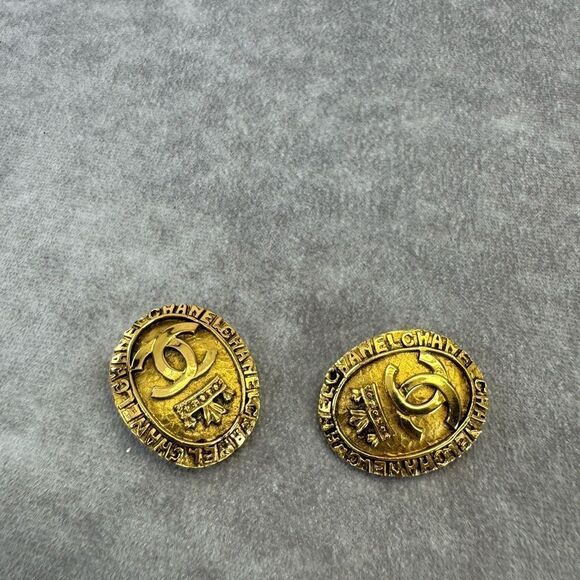Chanel Vintage 1980s CC Crown Logo Ornate Oval Goldtone Clip-on Earrings - Picture 4 of 7